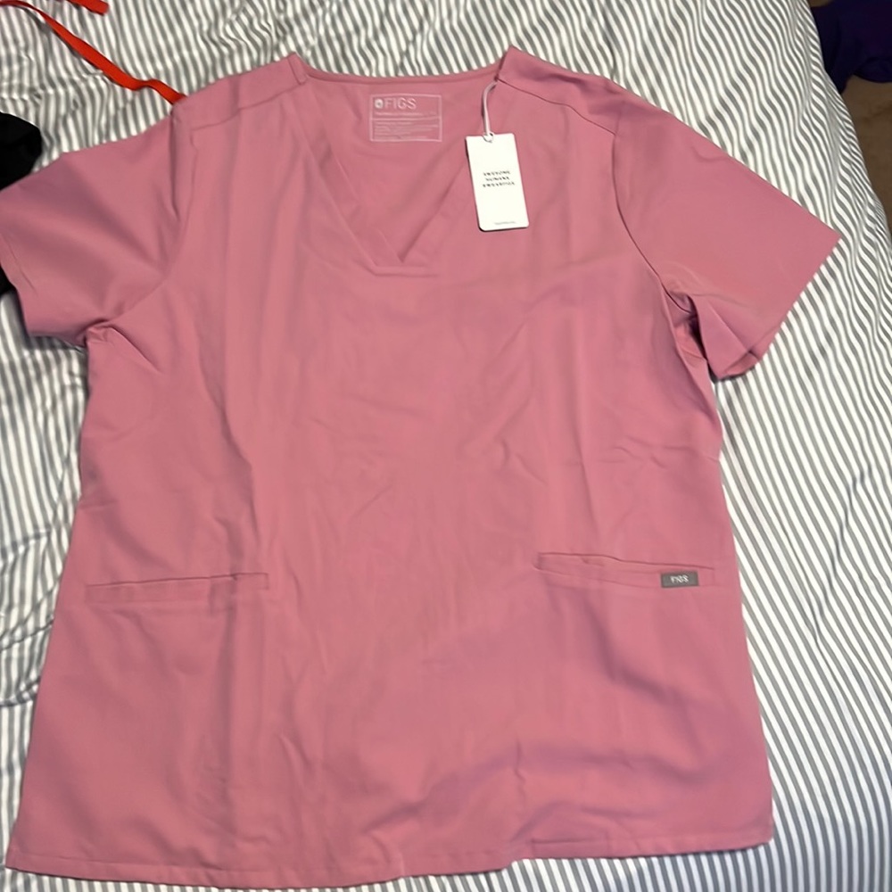 Figs scrub top 3 pocket top chalk pink